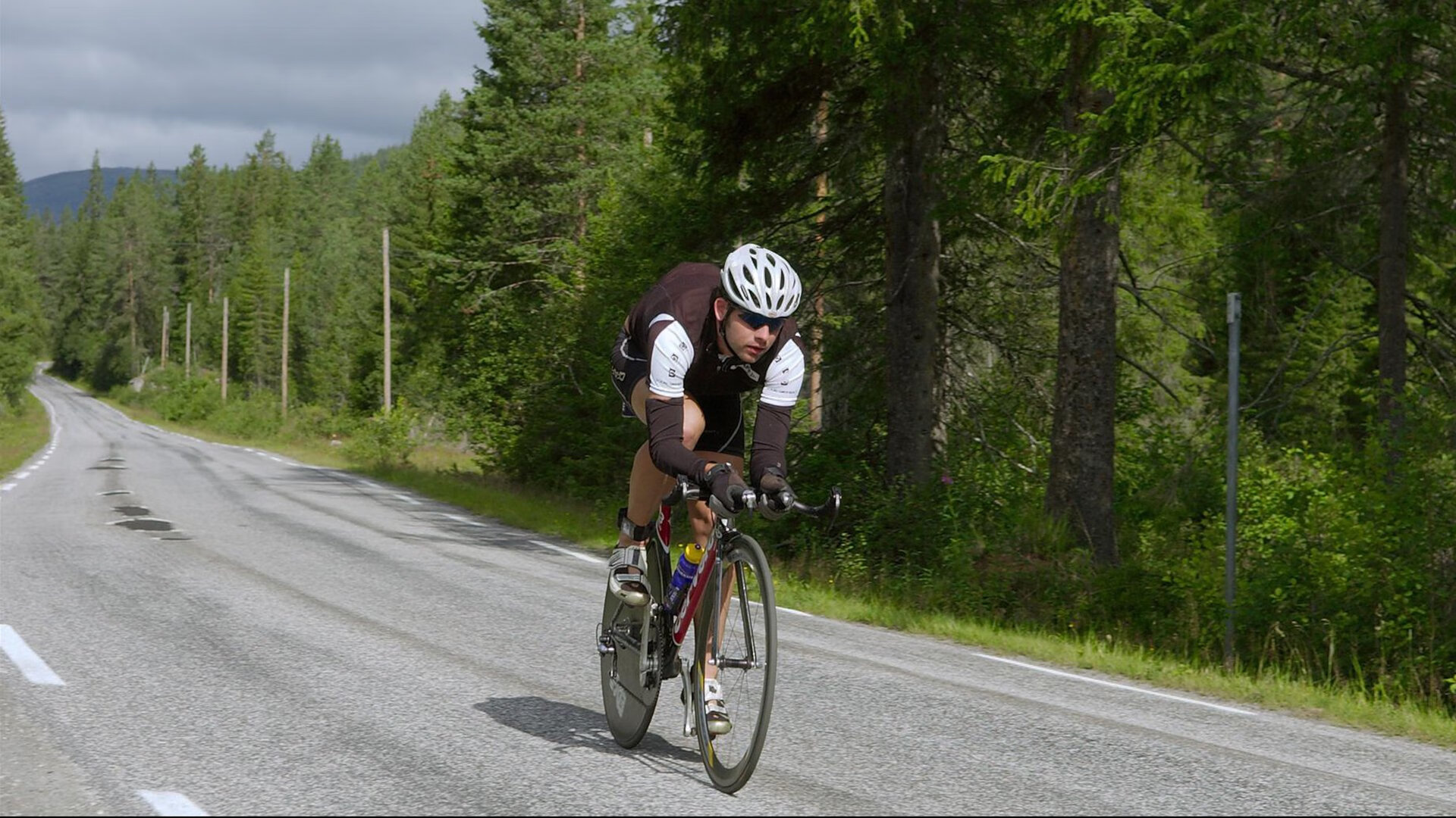 乔·莫伊：凭借强大的体力和防守能力，成为全黑队的核心前锋，乔乔莫伊斯