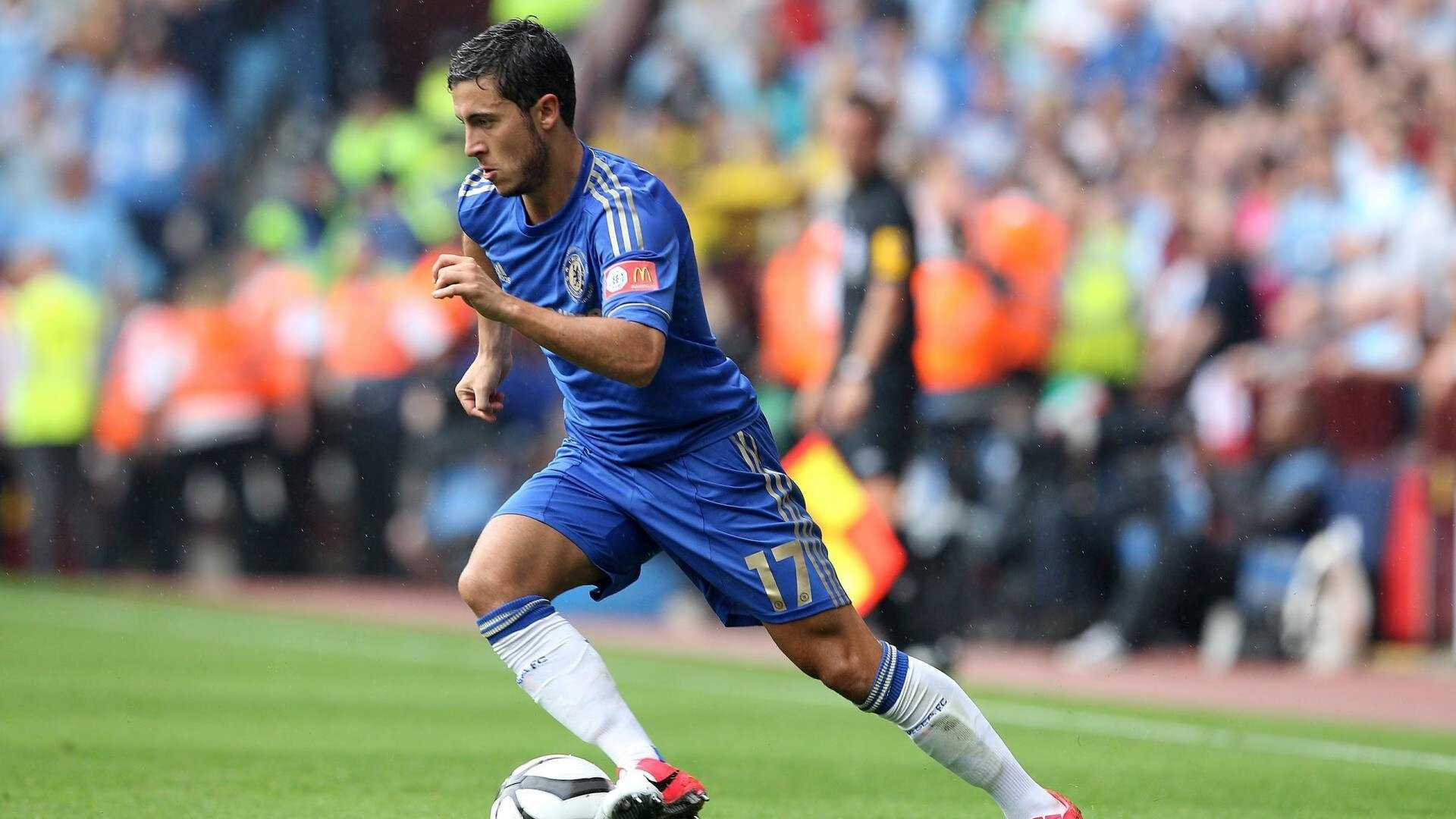 湖人后卫展示控球技巧连续摆脱三名防守者，湖人后卫展示控球技巧连续摆脱三名防守者