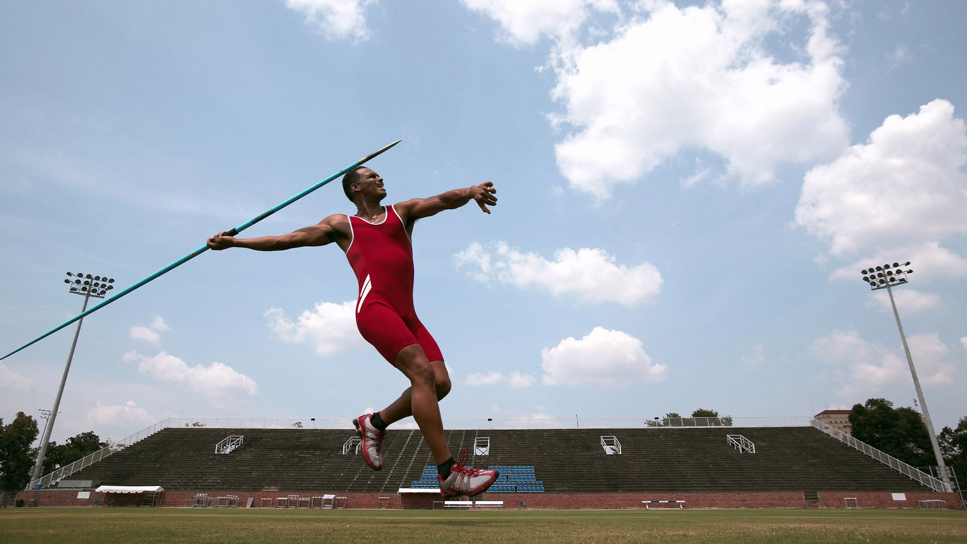 独行侠主帅带领球员亲自整理训练器材,独行侠球队的球员
